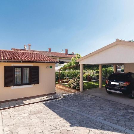 2 Bedroom Amazing Home In פולה מראה חיצוני תמונה