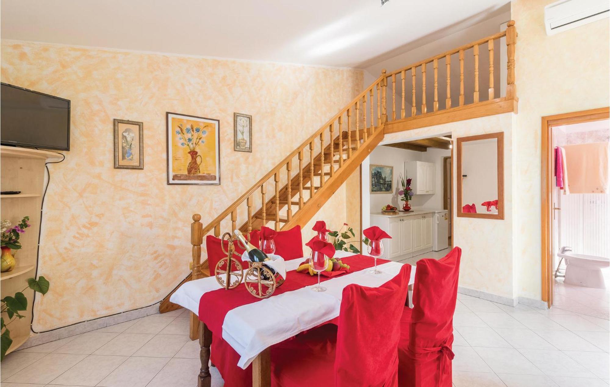 2 Bedroom Amazing Home In פולה מראה חיצוני תמונה